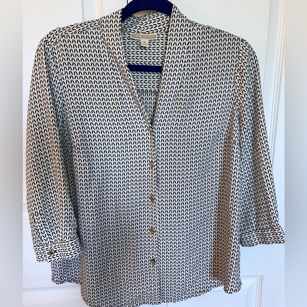 Women’s Dana Buchman button down v-neck blouse